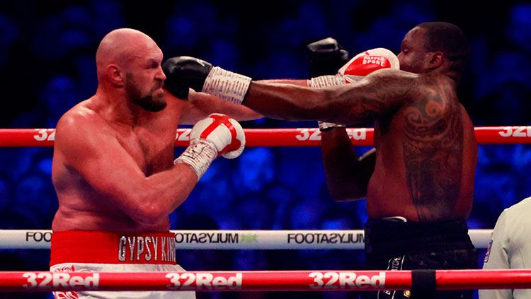 Tyson Fury mengumumkan pensiun dari dunia tinju setelah sukses memenangkan pertandingan atas Dillian Whyte di di Stadion Wembley, Minggu (24/04/22) dinihari WIB. Copyright: © Reuters/Peter Cziborra