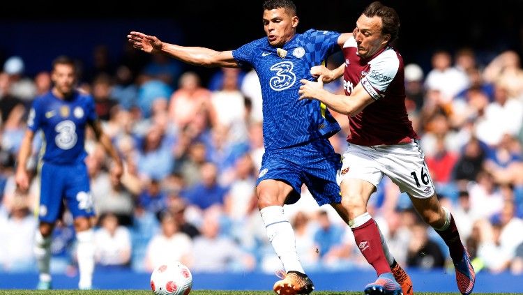 Thiago Silva berduel dengan Mark Noble di laga Chelsea vs West Ham (24/04/22). (Foto: Reuters/Peter Cziborra) Copyright: © Reuters/Peter Cziborra