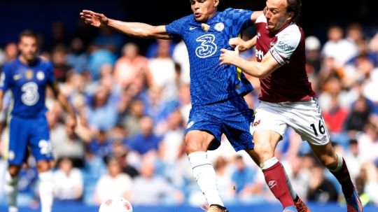 Thiago Silva berduel dengan Mark Noble di laga Chelsea vs West Ham (24/04/22). (Foto: Reuters/Peter Cziborra) Copyright: © Reuters/Peter Cziborra