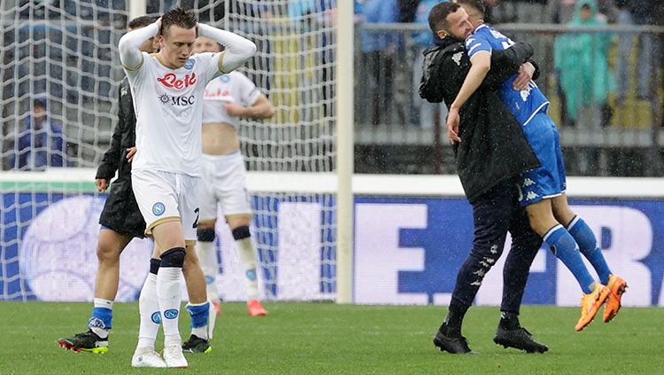 Ekspresi kekecewaan para pemain Napoli usai dikalahkan secara menyakitkan oleh Empolioi. Copyright: © REUTERS/Ciro De Luca
