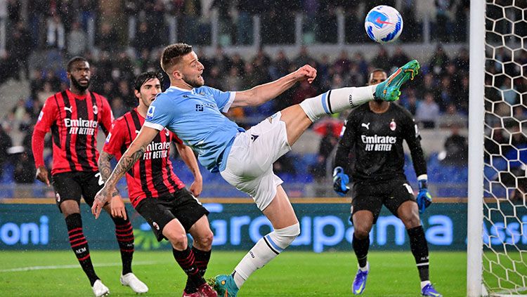 Pemain Lazio, Ciro Immobile sedang berusaha menjangkau bola dengan coba melobatnya. Copyright: © REUTERS/Alberto Lingria