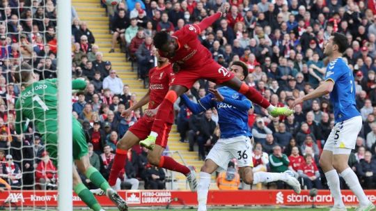 Divock Origi mencetak gol kedua Liverpool di laga kontra Everton (24/04/22). (Foto: REUTERS/Phil Noble) Copyright: © REUTERS/Phil Noble