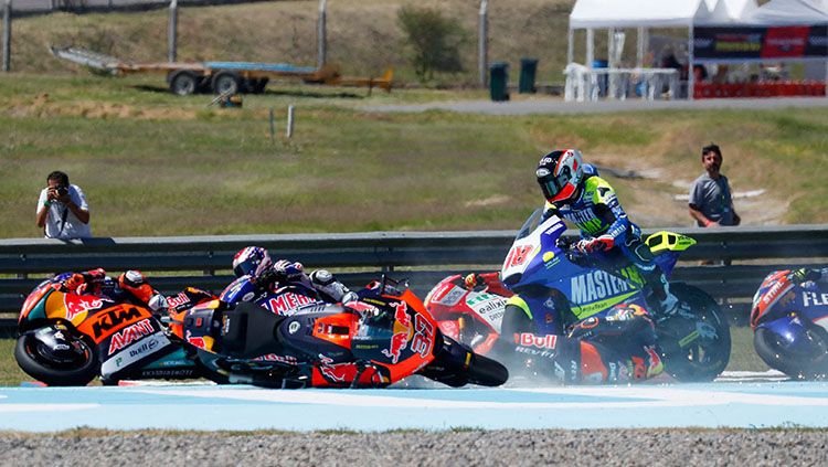 Kecelakaan terjadi di Moto2 GP Argentina 2022 beberapa waktu lalu. Copyright: © REUTERS/Agustin Marcarian