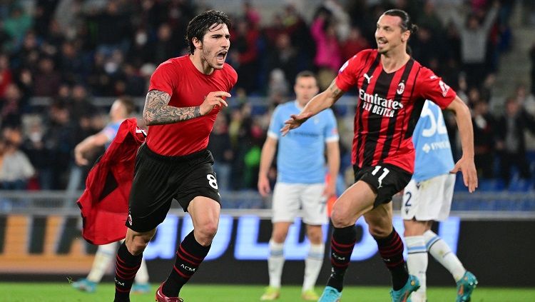 Sandro Tonali dan Zlatan Ibrahimovic berselebrasi di laga Lazio vs AC Milan. REUTERS/Alberto Lingria. Copyright: © REUTERS/Alberto Lingria