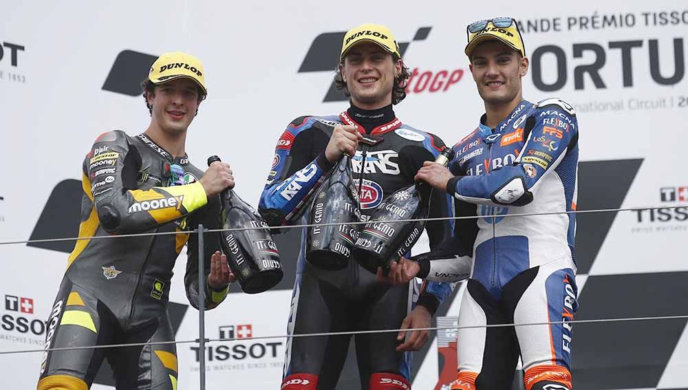 Joe Roberts dari Italtrans Racing Team merayakan di podium setelah memenangkan balapan Moto2 dengan Celestino Vietti di posisi kedua dan Jorge Navarro di posisi ketiga. Foto: REUTERS/Pedro Nunes Copyright: © REUTERS/Pedro Nunes