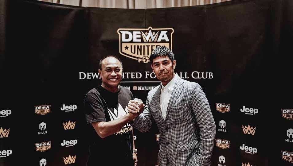 Pelatih akademi Dewa United, Kas Hartadi bersama pelatih tim senior Dewa United Nilmaizar. Foto: Dewa United Copyright: © Dewa United