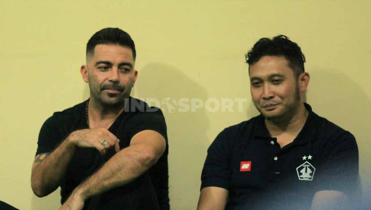 Javier Roca (pelatih) dan Alif Sapto Nugroho (CEO Persik). Foto: Ian Setiawan/INDOSPORT.com Copyright: © Ian Setiawan/INDOSPORT.com