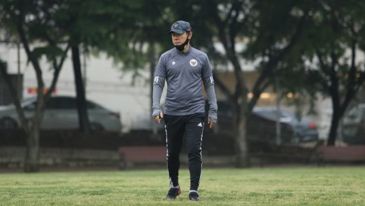 Postingan Instagram Shin Tae-yong soal buluknya kualitas lapangan latihan timnas Indonesia U-23 di SEA Games 2021 menarik perhatian media Vietnam. Copyright: © PSSI