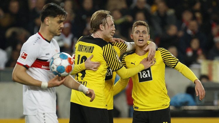 AC Milan membidik dua bintang Borussia Dortmund sekaligus yakni Manuel Akanji dan Thorgan Hazard. Berikut 5 pemain yang akan tersingkir oleh kehadiran keduanya. (REUTERS/Heiko Becker) Copyright: © REUTERS/Heiko Becker