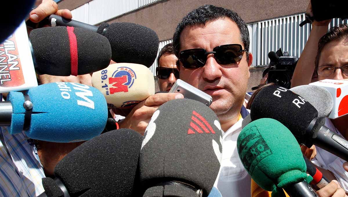 Jagat maya digemparkan dengan kabar bahwa Mino Raiola meninggal dunia. Namun beberapa menit berselang, kabar tersebut langsung dibantah oleh pihak keluarga. Foto: REUTERS/Albert Gea. Copyright: © REUTERS/Albert Gea