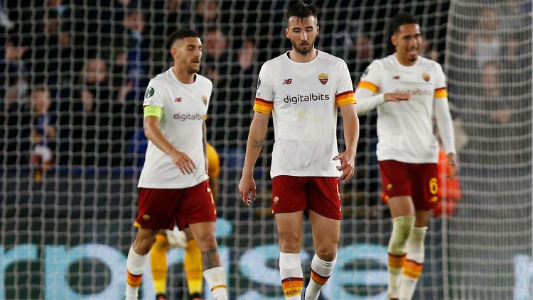 Pemain AS Roma , Bryan Cristante terlihat sedih setelah Ademola Lookman dari Leicester City mencetak gol pertama mereka REUTERS-Craig Brough Copyright: © REUTERS-Craig Brough