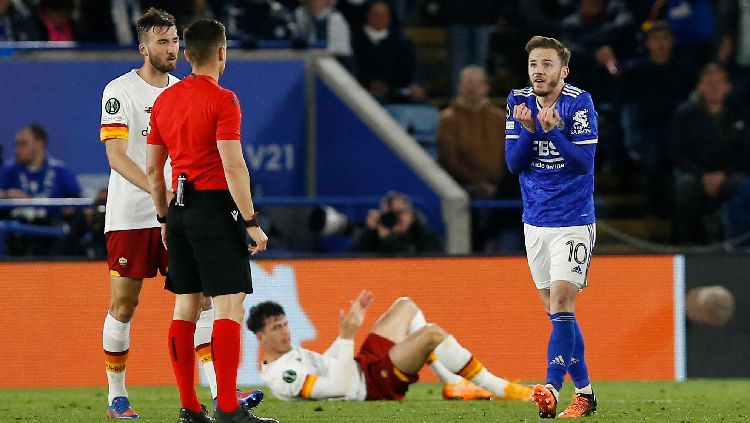 James Maddison dari Leicester City berbicara dengan wasit Carlos del Cerro Grande REUTERS-Craig Brough Copyright: © REUTERS-Craig Brough