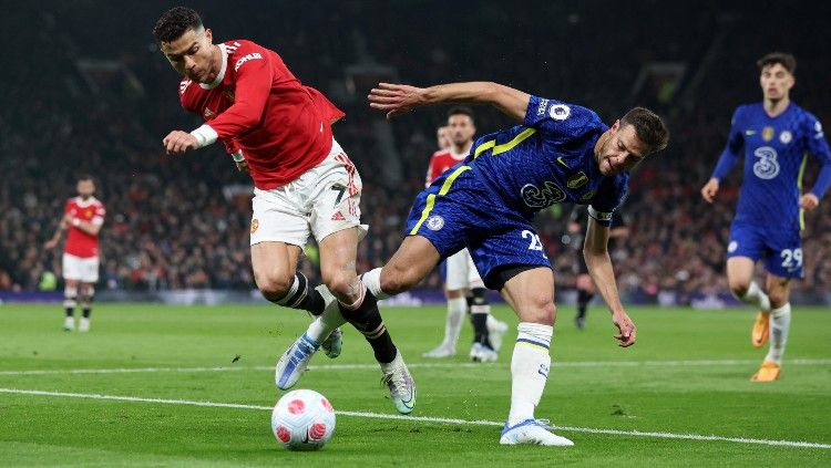 Cristiano Ronaldo berduel dengan Cesar Azpilicueta di laga Man United vs Chelsea (29/04/22). (Foto: REUTERS/Phil Noble) Copyright: © REUTERS/Phil Noble