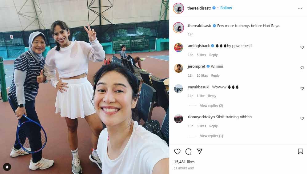 Sedang getol jajal tenis dengan, artis cantik Tanah Air, Dian Sastrowardoyo langsung mau sungkem saat mendapatkan komentar legenda olahraga, Yayuk Basuki. Copyright: © Instagram@therealdisastr