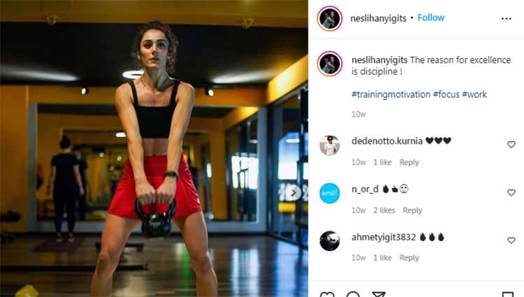 Tak lama pasca keberhasilannya menyabet emas Meditteranean Games 2022, pebulutangkis cantik Turki, Neslihan Yigit, resmi dipinang kekasihnya, Hakan Arins.
 Copyright: © Instagram@neslihanyigits