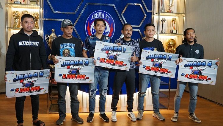 Manajemen Arema FC baru saja mengumumkan para pemenang sayembara rebranding bus klub yang bernama Jen99ala, Sabtu (30/4/22). Copyright: © Media Arema FC