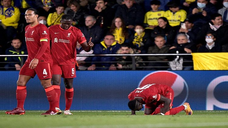 Sujud syukur Sadio Mane seusai mencetak gol untuk Liverpool ke gawang Villarreal di leg kedua semifinal Liga Champions. Copyright: © REUTERS/Pablo Morano