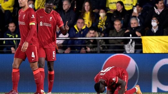 Sujud syukur Sadio Mane seusai mencetak gol untuk Liverpool ke gawang Villarreal di leg kedua semifinal Liga Champions. Copyright: © REUTERS/Pablo Morano