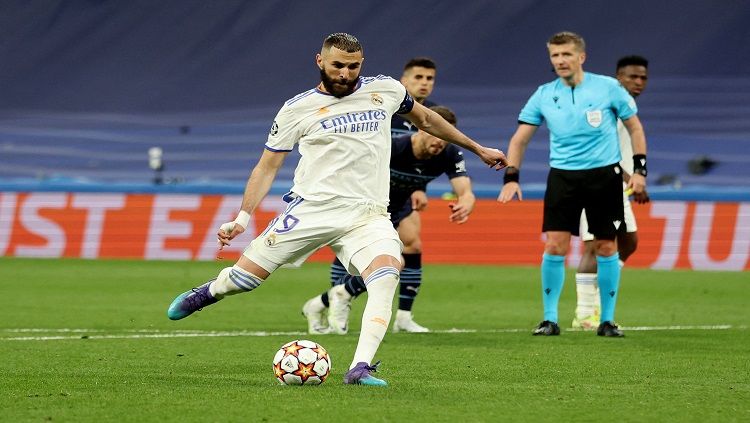 Momen Karim Benzema saat mencetak gol lewat tendangan penalti di laga Real Madrid vs Manchester City Copyright: © Reuters/Carl Recine