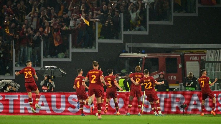 Selebrasi penggawa AS Roma usai menjebol gawang Leicester City (06/05/22). (Foto: REUTERS/Alberto Lingria) Copyright: © REUTERS/Alberto Lingria