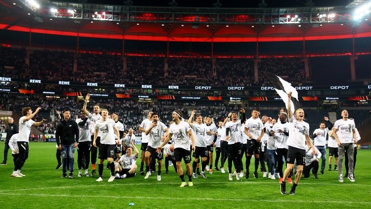 Selebrasi para pemain Eintracht Frankfurt usai lolos ke final Liga Europa (06/05/22). (Foto: REUTERS/Kai Pfaffenbach) Copyright: © REUTERS/Kai Pfaffenbach