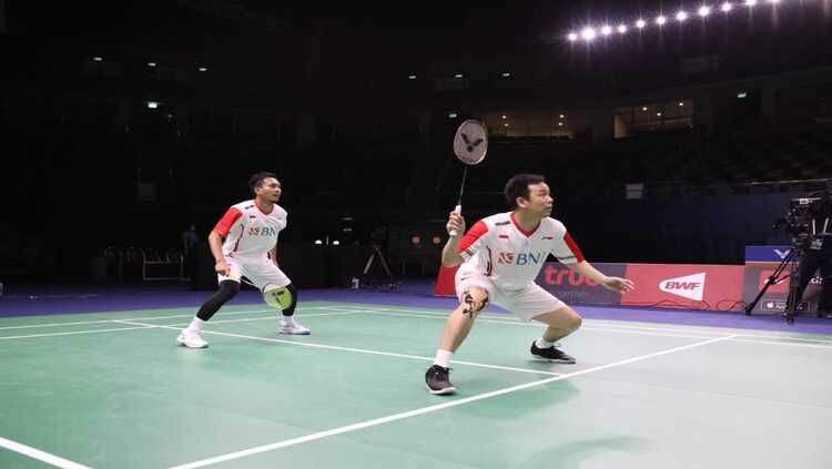 Ganda putra Indonesia, Hendra Setiawan/Mohammad Ahsan, sukses memaksa pasangan Thailand mengeluarkan jurus sirkus akrobatiknya saat bertanding di Piala Thomas. Copyright: © Humas PP PBSI