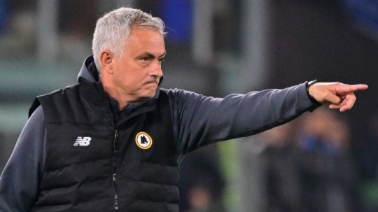 Aksi Jose Mourinho di laga AS Roma vs Leicester City (06/05/22). (Foto: REUTERS/Alberto Lingria) Copyright: © REUTERS/Alberto Lingria