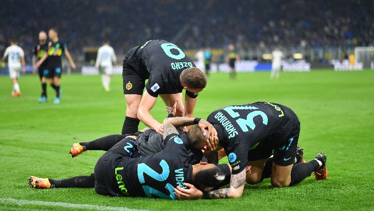 Pemain Inter Milan Alexis Sanchez merayakan gol keempat mereka bersama rekan setim REUTERS-Daniele Mascolo Copyright: © REUTERS-Daniele Mascolo