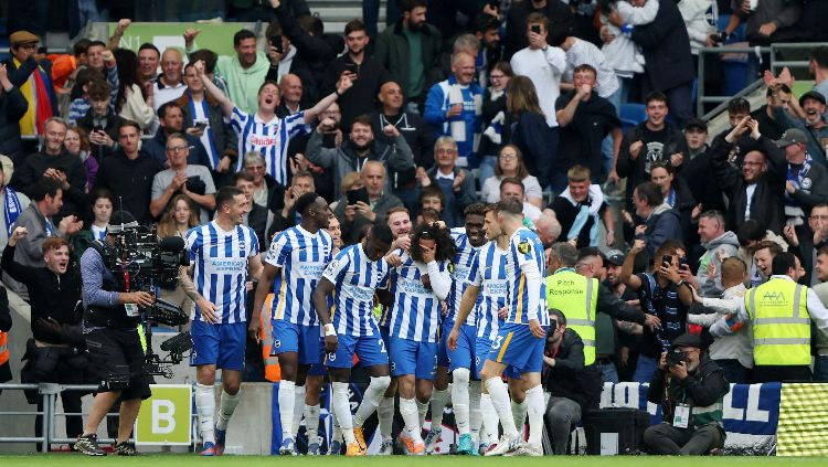 Marc Cucurella dari Brighton & Hove Albion merayakan gol kedua mereka bersama rekan satu timnya REUTERS-Ian Walton Copyright: © REUTERS-Ian Walton