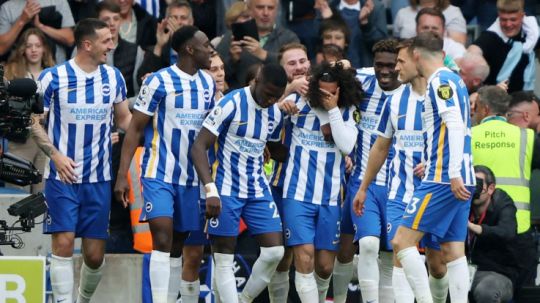 Marc Cucurella dari Brighton & Hove Albion merayakan gol bersama rekan satu timnya REUTERS-Ian Walton Copyright: © REUTERS-Ian Walton