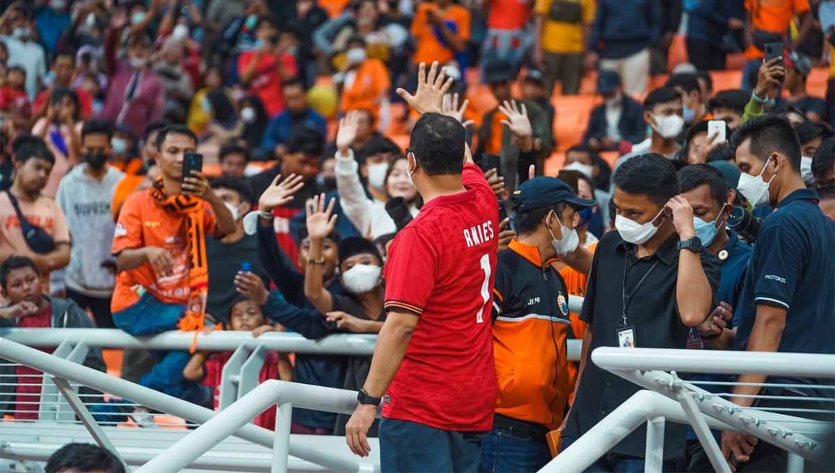 Anies Baswedan saat menyapa Jakmania di Stadion JIS. Foto: Persija Copyright: © Persija