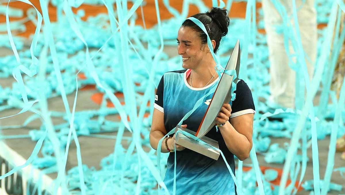 Sukses menembus final meskipun dikalahkan Elena Rybakina di Wimbledon 2022.  Ons Jabeur tetap mencetak sejarah bagi Tunisia. Copyright: © REUTERS/Isabel Infantes