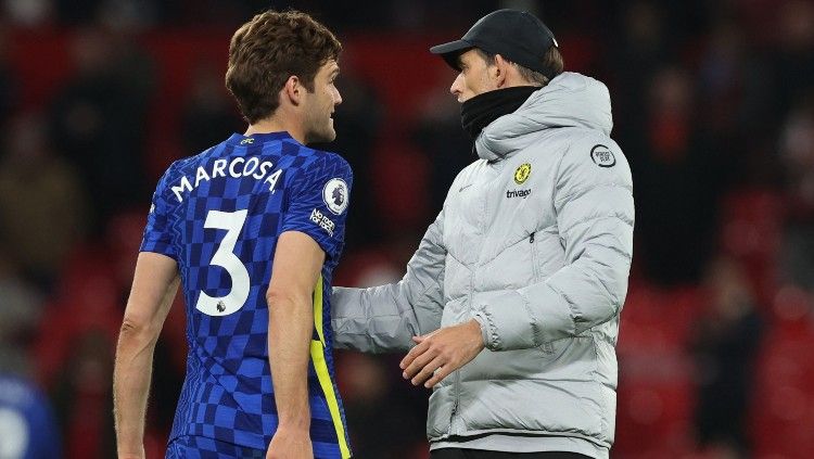 Marcos Alonso berada di ambang pintu keluar Stamford Bridge markas Tim Biru London Chelsea. Ia baka memperkuat Barcelona. Copyright: © REUTERS/Phil Noble