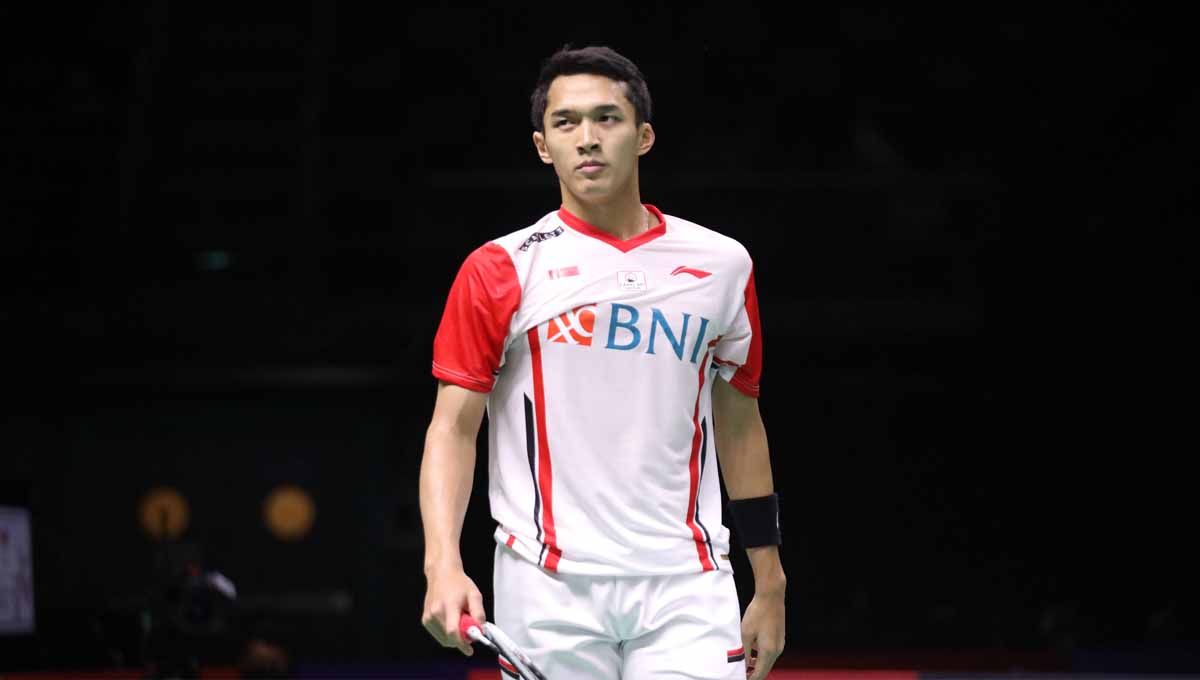 Jonatan Christie mengaku banyak membuat kesalahan saat kalah dari Kenta Nishimoto di semifinal Piala Thomas antara Indonesia vs Jepang.Foto: PBSI Copyright: © PBSI