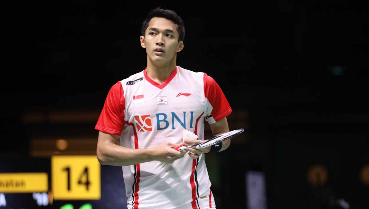 Jonatan Christie hibur diri sendiri dengan menonton tur pramusim Liverpool pasca tersingkir dari Singapore Open 2022 terlalu cepat. Foto: PBSI Copyright: © PBSI