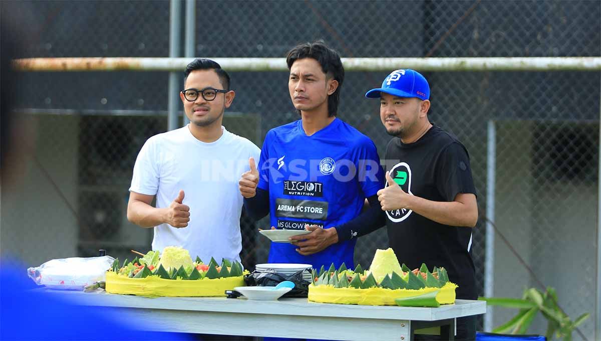 Arema fc memulai latihan dgn prosesi potong tumpeng. Foto: Ian Setiawan/Indosport.com Copyright: © Ian Setiawan/Indosport.com