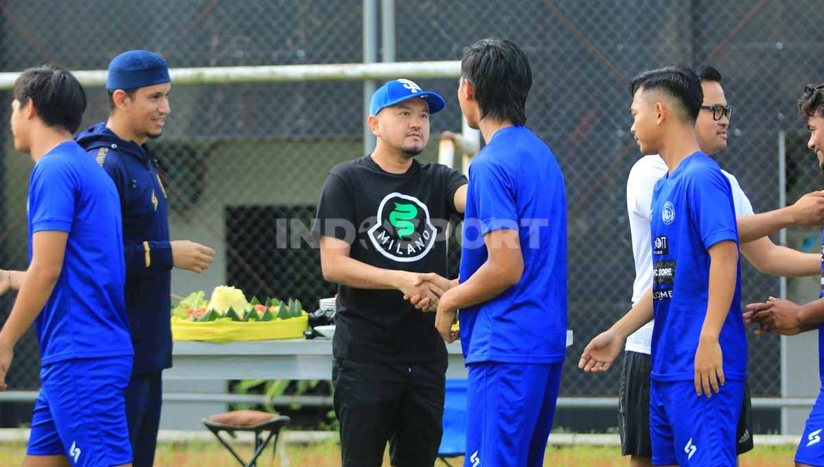 Sebelum menggelar latihan, Arema FC secara simbolis memotong tumpeng sebagai tanda dimulainya perjalanan tim pada Liga 1 musim depan.  Foto: Ian Setiawan/Football265.com Copyright: © Ian Setiawan/Football265.com