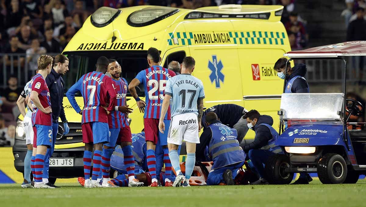 Pemain Barcelona Ronald Araujo menerima perawatan medis setelah mengalami colaps. Foto: REUTERS/Albert Gea Copyright: © REUTERS/Albert Gea