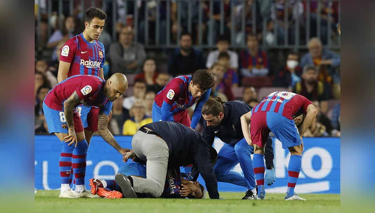 Momen pemain barca Ronald Araujo colaps di lapangan. Foto: REUTERS/Albert Gea Copyright: © REUTERS/Albert Gea