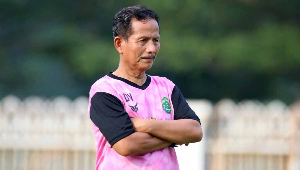 Pelatih baru Tira Persikabo, Djajang Nurdjaman saat memimpin latihan perdana Tira Persikabo. Foto: Tira Persikabo Copyright: © Tira Persikabo