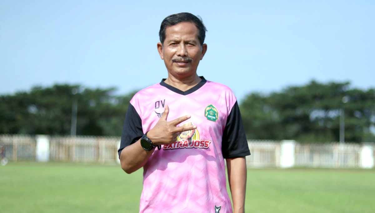 Pelatih baru Tira Persikabo, Djajang Nurdjaman saat memimpin latihan perdana Tira Persikabo. Foto: Tira Persikabo Copyright: © Tira Persikabo