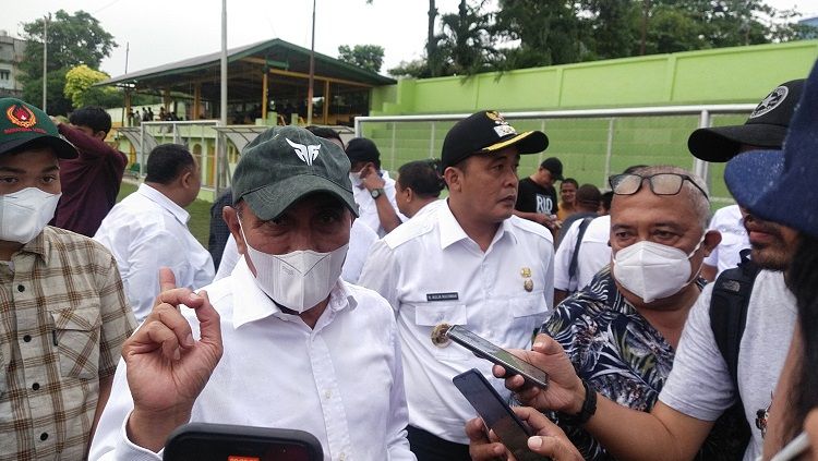 Gubernur Sumut sekaligus Dewan Penasehat PSMS Medan, Edy Rahmayadi, saat menyaksikan langsung trial klubnya. Copyright: © Aldi Aulia Anwar/INDOSPORT