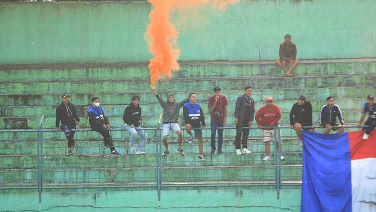 Aremania hadir dalam program latihan Arema FC sebagai persiapan jelang Liga 1 2022. Copyright: © Ian Setiawan/INDOSPORT