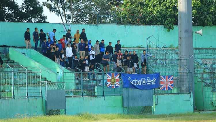 Aremania hadir dalam program latihan Arema FC sebagai persiapan jelang Liga 1 2022. Copyright: © Ian Setiawan/INDOSPORT