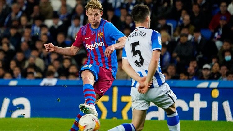 Aksi gelandang Barcelona, Frenkie de Jong di laga kontra Real Sociedad (21/04/22). (Foto: REUTERS/Vincent West) Copyright: © REUTERS/Vincent West