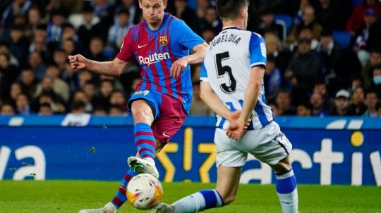 Aksi gelandang Barcelona, Frenkie de Jong di laga kontra Real Sociedad (21/04/22). (Foto: REUTERS/Vincent West) Copyright: © REUTERS/Vincent West