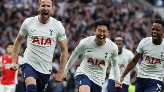 Selebrasi Harry Kane pasca mencetak gol di laga Tottenham Hhotspur vs Arsenal (13/05/22). (Foto: Reuters/Paul Childs) Copyright: © Reuters/Paul Childs