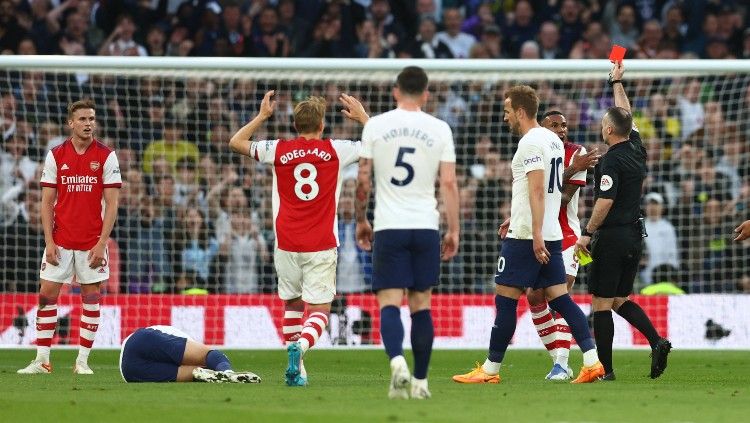 Momen kartu merah yang diterima Rob Holding di laga Tottenham Hotspur vs Arsenal (13/05/22). (Foto: REUTERS/David Klein) Copyright: © REUTERS/David Klein