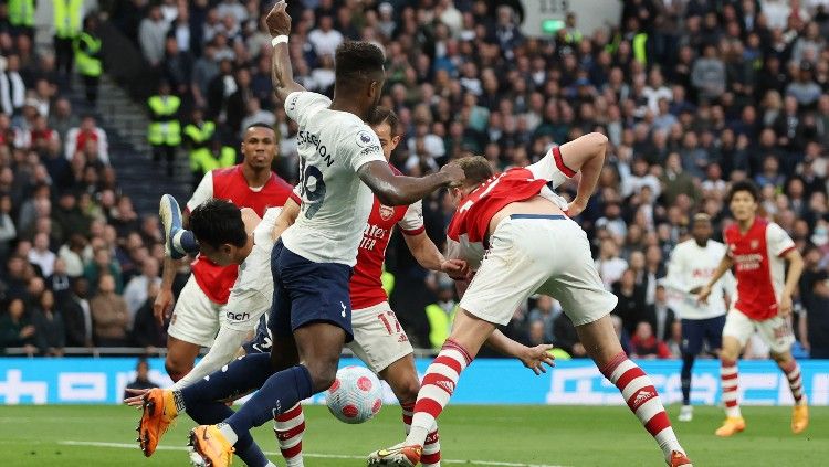 Momen Son Heung-min dijatuhkan Cedric Soares yang berujung penalti di laga Tottenham Hotspur vs Arsenal (13/05/22). (Foto: Reuters/Paul Childs) Copyright: © Reuters/Paul Childs