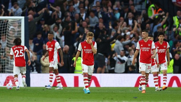 Ekspresi kekecewaan pemain Arsenal usai Harry Kane mencetak gol kedua untuk Tottenham Hotspur (13/05/22). (Foto: REUTERS/David Klein) Copyright: © REUTERS/David Klein